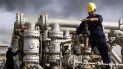 Dos hombres operan una estación de bombeo de petróleo. Dos hombres operan una estación de bombeo de petróleo.