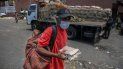 Un ciudadano en Venezuela carga huevos en su mano mientras usa mascarilla en los alrededores de un mercado municipal como medida preventiva contra el nuevo coronavirus, el 18 de marzo de 2020. Un ciudadano en Venezuela carga huevos en su mano mientras usa mascarilla en los alrededores de un mercado municipal como medida preventiva contra el nuevo coronavirus, el 18 de marzo de 2020.