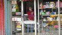 Un hombre con una máscarilla para protegerse de un posible contagio por coronavirus limpia la ventana de una tienda en el barrio China Town en la Ciudad de Panamá, el jueves 12 de marzo de 2020. Un hombre con una máscarilla para protegerse de un posible contagio por coronavirus limpia la ventana de una tienda en el barrio China Town en la Ciudad de Panamá, el jueves 12 de marzo de 2020.