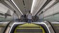 Un hombre usa una máscara facial como medida de precaución contra la propagación del nuevo coronavirus dentro de una estación del metro en Santiago de Chile, el miércoles 18 de marzo de 2020. Un hombre usa una máscara facial como medida de precaución contra la propagación del nuevo coronavirus dentro de una estación del metro en Santiago de Chile, el miércoles 18 de marzo de 2020.