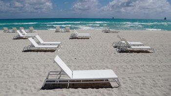 Sillas vacías en una playa el jueves 19 de marzo de 2020 en Miami Beach, Florida. 
