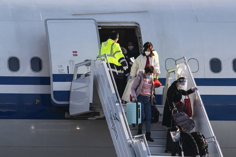 Miembros de una misión de ayuda china desembarcan en el aeropuerto internacional de Atenas