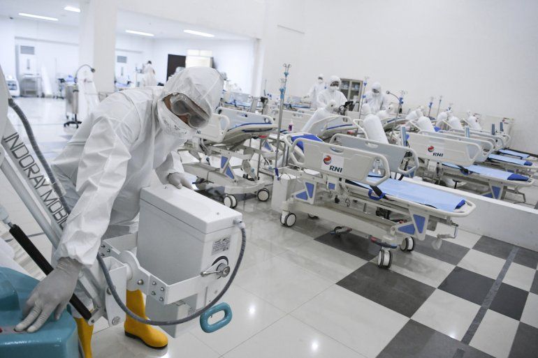 Personal médico revisa equipamiento médico en un hospital de emergencia preparado por el brote de coronavirus