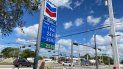 El precio de la gasolina fluctúa acorde al valor del petróleo, la oferta y la demanda del combustible. El precio de la gasolina fluctúa acorde al valor del petróleo, la oferta y la demanda del combustible.