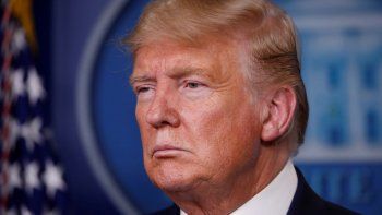 El presidente Donald Trump escucha durante una sesión informativa sobre el coronavirus en la Casa Blanca, Washington, el lunes 23 de marzo de 2020. 