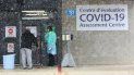 Un oficial de Salud Pública de Ottawa (derecha) habla con la siguiente persona en la fila en el centro de pruebas COVID-19, el 23 de marzo de 2020 en Ottawa, Canadá. Un oficial de Salud Pública de Ottawa (derecha) habla con la siguiente persona en la fila en el centro de pruebas COVID-19, el 23 de marzo de 2020 en Ottawa, Canadá.
