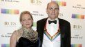 En esta foto del cuatro de diciembre del 2016, James Taylor y su esposa, Kim Taylor, durante la ceremonia de entrega de los Premios del Centro Kennedy en Washington. En esta foto del cuatro de diciembre del 2016, James Taylor y su esposa, Kim Taylor, durante la ceremonia de entrega de los Premios del Centro Kennedy en Washington.