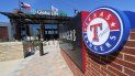 La estrada sureste del nuevo estadio de los Rangers de Texas, el Global Life Field vacío un día antes de lo que hubiera sido el inicio de la temporada regular de las Grandes Ligas el miércoles 25 de marzo del 2020 La estrada sureste del nuevo estadio de los Rangers de Texas, el Global Life Field vacío un día antes de lo que hubiera sido el inicio de la temporada regular de las Grandes Ligas el miércoles 25 de marzo del 2020