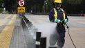 Un operario esparce desinfectante en una acera en el Senayan Sports Complex ante el brote de coronavirus, en Yakarta, Indonesia, el 26 de marzo de 2020. Un operario esparce desinfectante en una acera en el Senayan Sports Complex ante el brote de coronavirus, en Yakarta, Indonesia, el 26 de marzo de 2020.