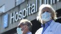 Médicos en las afueras de un hospital en Madrid Médicos en las afueras de un hospital en Madrid