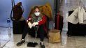 Una viajera lleva una mascarilla y guantes como precaución contra el nuevo coronavirus en el aeropuerto internacional Benito Juárez en Ciudad de México el miércoles 25 de marzo de 2020. Una viajera lleva una mascarilla y guantes como precaución contra el nuevo coronavirus en el aeropuerto internacional Benito Juárez en Ciudad de México el miércoles 25 de marzo de 2020.