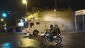 Miembros de la Guardia Nacional Bolivariana viajan en motocicleta mientras una tanqueta arroja desinfectante en las calles de Caracas, Venezuela, el sábado 21 de marzo de 2020. Miembros de la Guardia Nacional Bolivariana viajan en motocicleta mientras una tanqueta arroja desinfectante en las calles de Caracas, Venezuela, el sábado 21 de marzo de 2020.