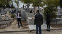 Familiares, con mascarillas respetan el protocolo de distancia social durante un entierro en un cementerio de Madrid, durante el brote del coronavirus, el 27 de marzo de 2020. Familiares, con mascarillas respetan el protocolo de distancia social durante un entierro en un cementerio de Madrid, durante el brote del coronavirus, el 27 de marzo de 2020.