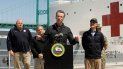 El gobernador de California, Gavin Newsom, al centro, pronuncia un mensaje frente al buque hospital Mercy de la Armada que llegó al puerto de Los Ángeles, el viernes 27 de marzo de 2020, para recibir a pacientes no infectados y liberar camas en hospitales que atenderán a personas contagiadas del coronavirus. A la derecha, el alcalde de Los Ángeles, Eric Garcetti. El gobernador de California, Gavin Newsom, al centro, pronuncia un mensaje frente al buque hospital Mercy de la Armada que llegó al puerto de Los Ángeles, el viernes 27 de marzo de 2020, para recibir a pacientes no infectados y liberar camas en hospitales que atenderán a personas contagiadas del coronavirus. A la derecha, el alcalde de Los Ángeles, Eric Garcetti.