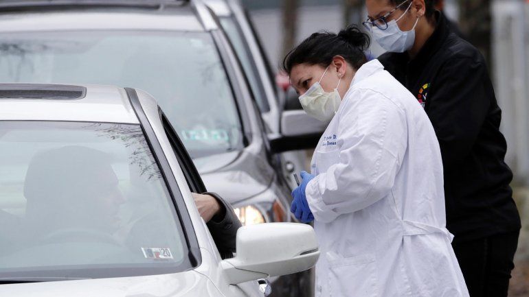 Una enfermera realiza un examen médico en un centro de pruebas rápidas.