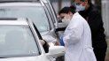 Una enfermera realiza un examen médico en un centro de pruebas rápidas. Una enfermera realiza un examen médico en un centro de pruebas rápidas.