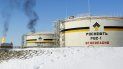Foto de archivo en la que se observan tanques de una instalación del gigante petrolero controlado por el estado ruso OAO Rosneft, en el yacimiento petrolero de Priobskoye cerca de Nefteyugansk, en el oeste de Siberia, Rusia. Foto de archivo en la que se observan tanques de una instalación del gigante petrolero controlado por el estado ruso OAO Rosneft, en el yacimiento petrolero de Priobskoye cerca de Nefteyugansk, en el oeste de Siberia, Rusia.