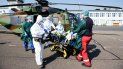 Personal médico transporta en una cama de cuidados intensivos a un paciente francés infectado con el nuevo coronavirus tras arribar desde Metz, en el noreste de Francia, a un hospital en Essen, Alemania occidental, el 28 de marzo de 2020. Personal médico transporta en una cama de cuidados intensivos a un paciente francés infectado con el nuevo coronavirus tras arribar desde Metz, en el noreste de Francia, a un hospital en Essen, Alemania occidental, el 28 de marzo de 2020.