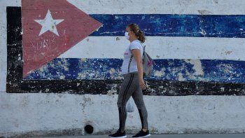 Una mujer camina por las calles de La Habana, Cuba, con una mascarilla de protección contra el coronavirus, el 28 de marzo de 2020.