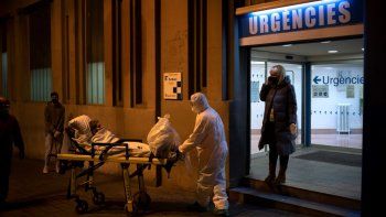 Un paciente con COVID-19 es transferido de un hospital de Barcelona a una ambulancia el viernes 27 de marzo de 2020.