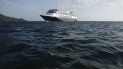 El crucero Zaandam se mantiene frente a la Ciudad de Panamá mientras aguarda a cruzar el Canal con rumbo a Florida. Varios pasajeros han fallecido y hay otros casos confirmados de COVID-19 a bordo. El crucero Zaandam se mantiene frente a la Ciudad de Panamá mientras aguarda a cruzar el Canal con rumbo a Florida. Varios pasajeros han fallecido y hay otros casos confirmados de COVID-19 a bordo.