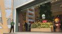 Un empleado espera a los clientes en una calle comercial reabierta en Wuhan, en la provincia central china de Hubei, el lunes 30 de marzo de 2020. Un empleado espera a los clientes en una calle comercial reabierta en Wuhan, en la provincia central china de Hubei, el lunes 30 de marzo de 2020.
