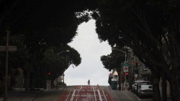 Una persona cruza a pie por las vías del tranvía en Powell Street, San Francisco, el domingo 29 de marzo de 2020. 