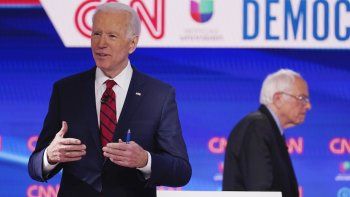 Los precandidatos demócratas a la Casa Blanca, Joe Biden, en primer plano, y Bernie Sanders durante un debate en los estudios del canal CNN en Washington, el 15 de marzo de 2020. 