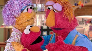 En esta imagen cortesía de Sesame Workshop se ve a Elmo y a sus padres Louie y Mae. 