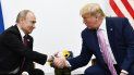 El presidente Donald Trump (der.) saluda a su homólogo ruso, Vladimir Putin, durante una reunión del G20 en Osaka, Japón, el 28 de junio de 2019. El presidente Donald Trump (der.) saluda a su homólogo ruso, Vladimir Putin, durante una reunión del G20 en Osaka, Japón, el 28 de junio de 2019.
