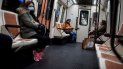 Tres personas se sientan en un vagón de metro en Madrid el 30 de marzo de 2020, durante un cierre nacional para evitar la propagación del nuevo coronavirus. Tres personas se sientan en un vagón de metro en Madrid el 30 de marzo de 2020, durante un cierre nacional para evitar la propagación del nuevo coronavirus.