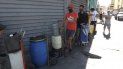 Muchos venezolanos se ven obligados a salir de sus casas, a riesgo del contagio por COVID-19, para buscar el agua que no llega a sus viviendas. Muchos venezolanos se ven obligados a salir de sus casas, a riesgo del contagio por COVID-19, para buscar el agua que no llega a sus viviendas.