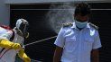 Un trabajador municipal que usa equipo de protección rocía desinfectante en un inspector de salud pública durante un bloqueo nacional impuesto por el gobierno como medida preventiva contra el coronavirus COVID-19 en Colombo el 31 de marzo de 2020. Un trabajador municipal que usa equipo de protección rocía desinfectante en un inspector de salud pública durante un bloqueo nacional impuesto por el gobierno como medida preventiva contra el coronavirus COVID-19 en Colombo el 31 de marzo de 2020.