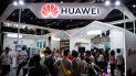 Personas observan dispositivos de la compañía china Huawei durante una feria de tecnología. Personas observan dispositivos de la compañía china Huawei durante una feria de tecnología.