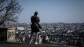 Un hombre observa el panorama desolador en el distrito turístico de Montmartre en Paris, Francia, el 31 de marzo de 2020 Un hombre observa el panorama desolador en el distrito turístico de Montmartre en Paris, Francia, el 31 de marzo de 2020