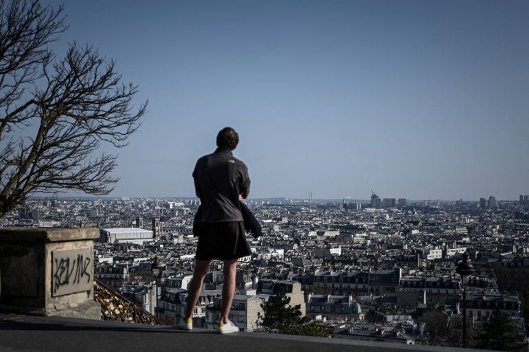 Un hombre observa el panorama desolador en el distrito turístico de Montmartre en Paris