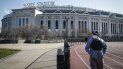 Un individuo con un mascarilla hace ejercicio camina cerca del Yankee Stadium, el jueves 26 de marzo de 2020. Un individuo con un mascarilla hace ejercicio camina cerca del Yankee Stadium, el jueves 26 de marzo de 2020.