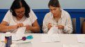 Dos voluntarias realizan labores en La Casita, de la Pequeña Habana. Dos voluntarias realizan labores en La Casita, de la Pequeña Habana.