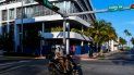 Un hombre usa una máscarilla mientras circula en su motocicleta por Ocean Drive en South Beach, en Miami, en medio de temores sobre la propagación del nuevo coronavirus (COVID-19), el 31 de marzo de 2020. Un hombre usa una máscarilla mientras circula en su motocicleta por Ocean Drive en South Beach, en Miami, en medio de temores sobre la propagación del nuevo coronavirus (COVID-19), el 31 de marzo de 2020.
