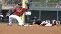 En esta foto de archivo del 2 de marzo de 2020, Nick Ahmed, de los Diamondbacks de Arizona, pone out al hondureño Mauricio Dubón de los Gigantes de San Francisco, en un juego de pretemporada disputado en Scottsdale En esta foto de archivo del 2 de marzo de 2020, Nick Ahmed, de los Diamondbacks de Arizona, pone out al hondureño Mauricio Dubón de los Gigantes de San Francisco, en un juego de pretemporada disputado en Scottsdale