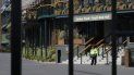 Un empleado de seguridad dentro de la entrada principal al torneo de Wimbledon, el miércoles 1 de abril de 2020. Un empleado de seguridad dentro de la entrada principal al torneo de Wimbledon, el miércoles 1 de abril de 2020.