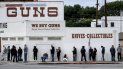 Varias personas hacen fila para ingresar a una armería en Culver City, California. Varias personas hacen fila para ingresar a una armería en Culver City, California.