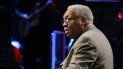 El aclamado pianista y profesor Ellis Marsalis -que participó en docenas de discos en una carrera que se prolongó a lo largo de varias décadas- era el padre del trompetista Wynton y el saxofonista Branford. El aclamado pianista y profesor Ellis Marsalis -que participó en docenas de discos en una carrera que se prolongó a lo largo de varias décadas- era el padre del trompetista Wynton y el saxofonista Branford.
