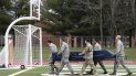 Miembros de la Guardia Nacional en Connecticut trasladan equipo deportivo de un pabellón a una cancha de fútbol y fútbol americano antes de descargar provisiones para un hospital que está siendo construido para ofrecer ayuda durante la pandemia coronavirus, el martes 31 de marzo de 2020, en las instalaciones de la Universidad Estatal del Sur de Connecticut, en Nueva Haven. Miembros de la Guardia Nacional en Connecticut trasladan equipo deportivo de un pabellón a una cancha de fútbol y fútbol americano antes de descargar provisiones para un hospital que está siendo construido para ofrecer ayuda durante la pandemia coronavirus, el martes 31 de marzo de 2020, en las instalaciones de la Universidad Estatal del Sur de Connecticut, en Nueva Haven.