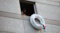 Un hombre que regresó del extranjero se asoma por la ventana desde un hotel mientras está en cuarentena impuesta por el gobierno en Buenos Aires, Argentina. Un hombre que regresó del extranjero se asoma por la ventana desde un hotel mientras está en cuarentena impuesta por el gobierno en Buenos Aires, Argentina.