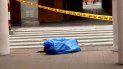 Un cuerpo sin vida cubierto por una manta azul permanecía en una de las calles de Guayaquil, en el oeste de Ecuador, en medio de la pandemia de COVID-19. Un cuerpo sin vida cubierto por una manta azul permanecía en una de las calles de Guayaquil, en el oeste de Ecuador, en medio de la pandemia de COVID-19.