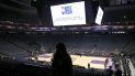Los aficionados abandonan el Golden 1 Center después de que la NBA suspendiera el partido entre los Pelicans de Nueva Orleans y los Kings de Sacramento de último momento ante el brote de coronavirus, en Sacramento, California, el miércoles 11 de marzo de 2020 Los aficionados abandonan el Golden 1 Center después de que la NBA suspendiera el partido entre los Pelicans de Nueva Orleans y los Kings de Sacramento de último momento ante el brote de coronavirus, en Sacramento, California, el miércoles 11 de marzo de 2020