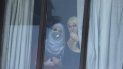 Dos mujeres miran a través de una ventana en Srinagar, India, en medio de la cuarentena decretada por el gobierno ante la pandemia del nuevo coronavirus, el 3 de abril de 2020. Dos mujeres miran a través de una ventana en Srinagar, India, en medio de la cuarentena decretada por el gobierno ante la pandemia del nuevo coronavirus, el 3 de abril de 2020.