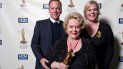Shirley Douglas posa con sus hijos, el actor Kiefer Sutherland y la productora Rachel Sutherland, tras recibir el Premio A la Excelencia ACTRA en Toronto. Shirley Douglas posa con sus hijos, el actor Kiefer Sutherland y la productora Rachel Sutherland, tras recibir el Premio A la Excelencia ACTRA en Toronto.