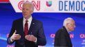 Los precandidatos demócratas a la Casa Blanca, Joe Biden, en primer plano, y Bernie Sanders durante un debate en los estudios del canal CNN en Washington, el 15 de marzo de 2020. Los precandidatos demócratas a la Casa Blanca, Joe Biden, en primer plano, y Bernie Sanders durante un debate en los estudios del canal CNN en Washington, el 15 de marzo de 2020.